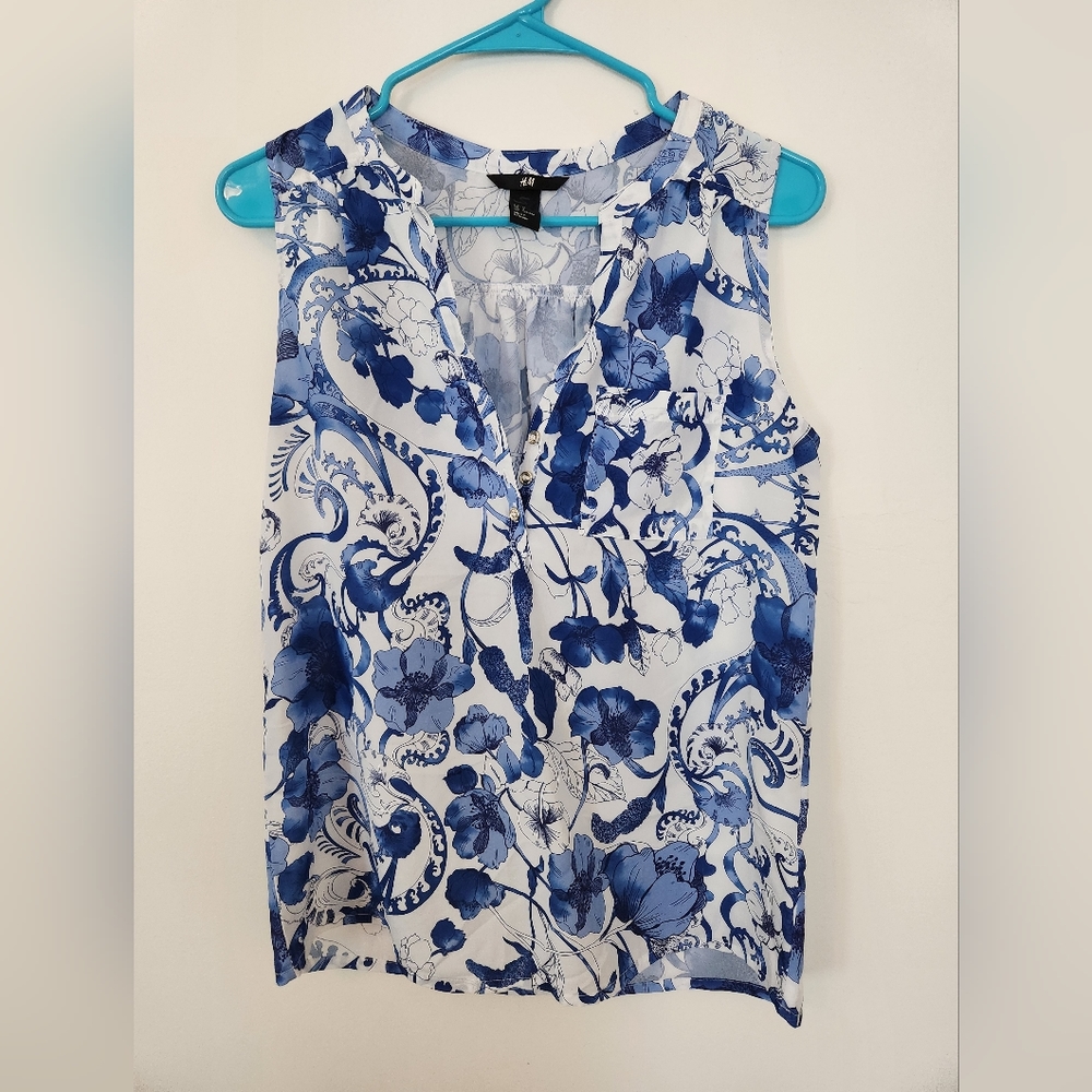 H&M blue and white floral sleeveless blouse